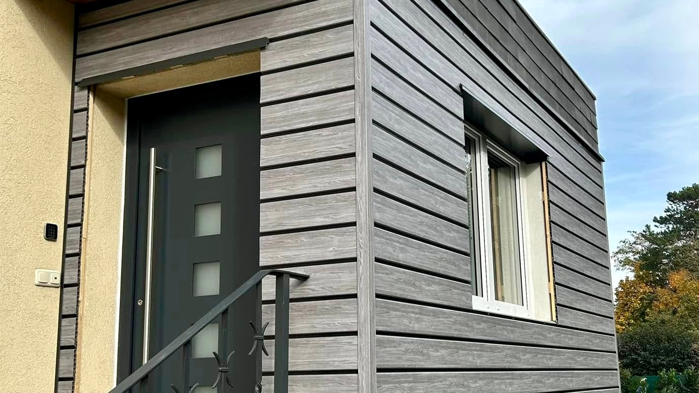 Moderne Akzente setzen: Vinyplus Fassadenpaneele mit eleganter Schattenfuge
