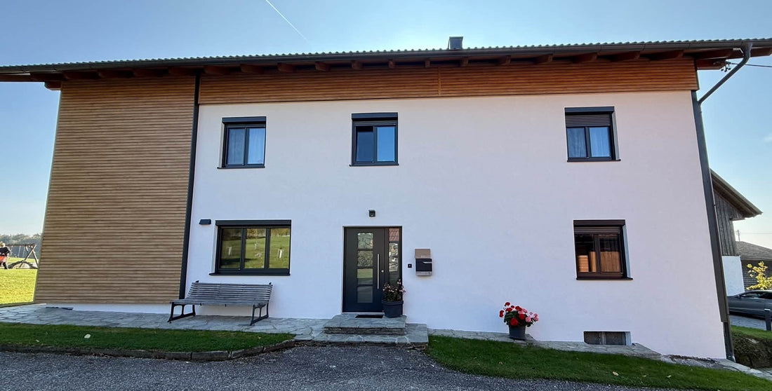 Vinyplus Quattro Fassadenpaneele aus Kunststoff am Haus montiert