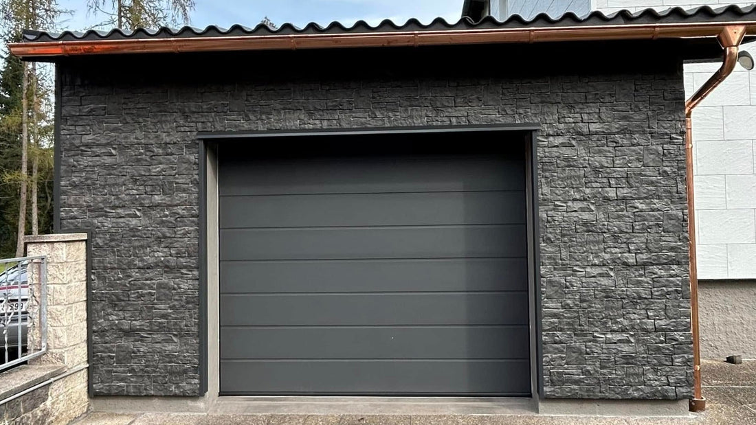 Naturstein-Optik in Perfektion: Garagenverkleidung mit NovikStone® SK Polymer-Fassadenelementen