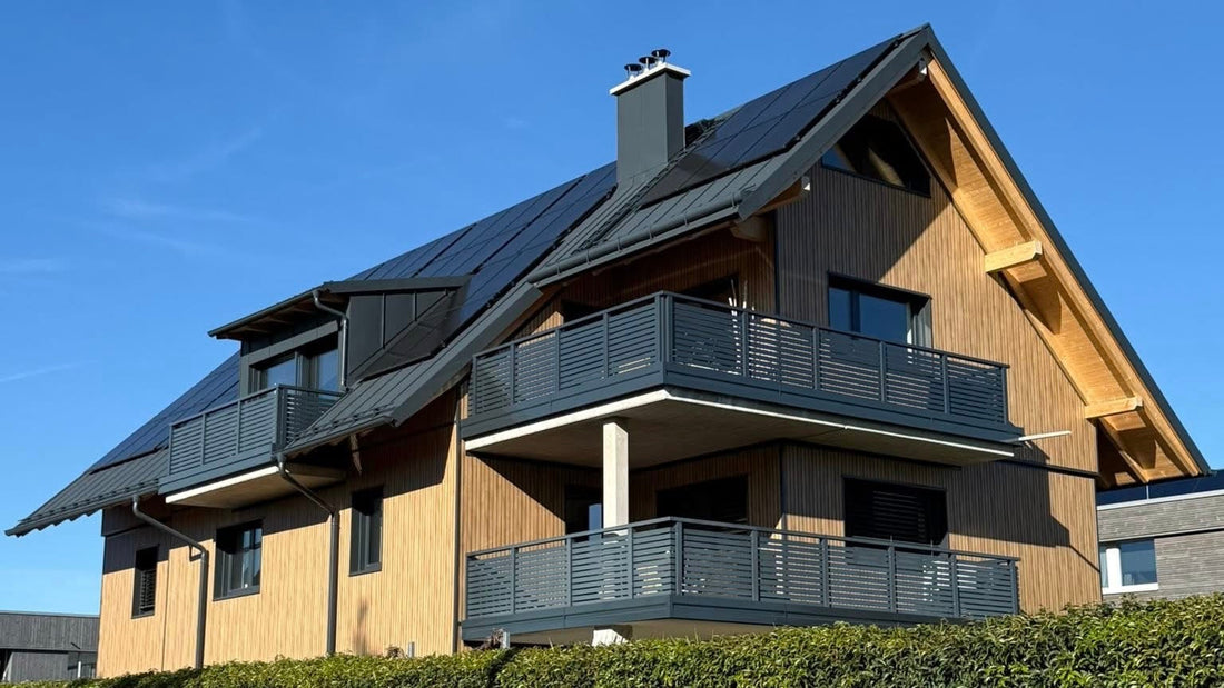 Moderne Hausfassade in zeitloser Holz-Rhombusoptik aus wartungsfreiem und langlebigem Recycling-PVC