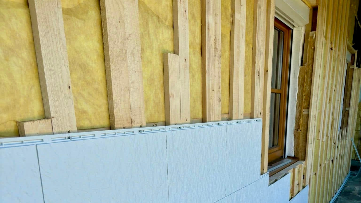 Aufbau vorgehängte hinterlüftete Fassade mit diffusionsoffener Mineralwolle und Holzunterkonstruktion