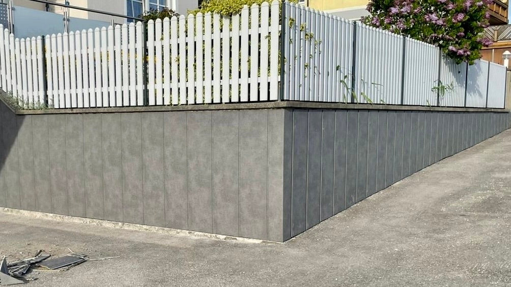 Selbst verkleidete Gartenmauer mit VOX Kerrafront Trend Paneelen in Warm Granite Optik